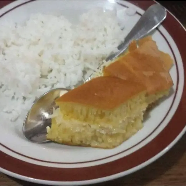 6 Potret Martabak Manis Disantap dengan Nasi Ini Bikin Gagal Lapar