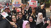 Peserta mengikuti pawai sosialisasi pengawasan Pilkada Serentak 2024 saat Hari Bebas Kendaraan Bermotor, Jalan MH Thamrin, Jakarta, Minggu (22/9/2024). (merdeka.com/Arie Basuki)