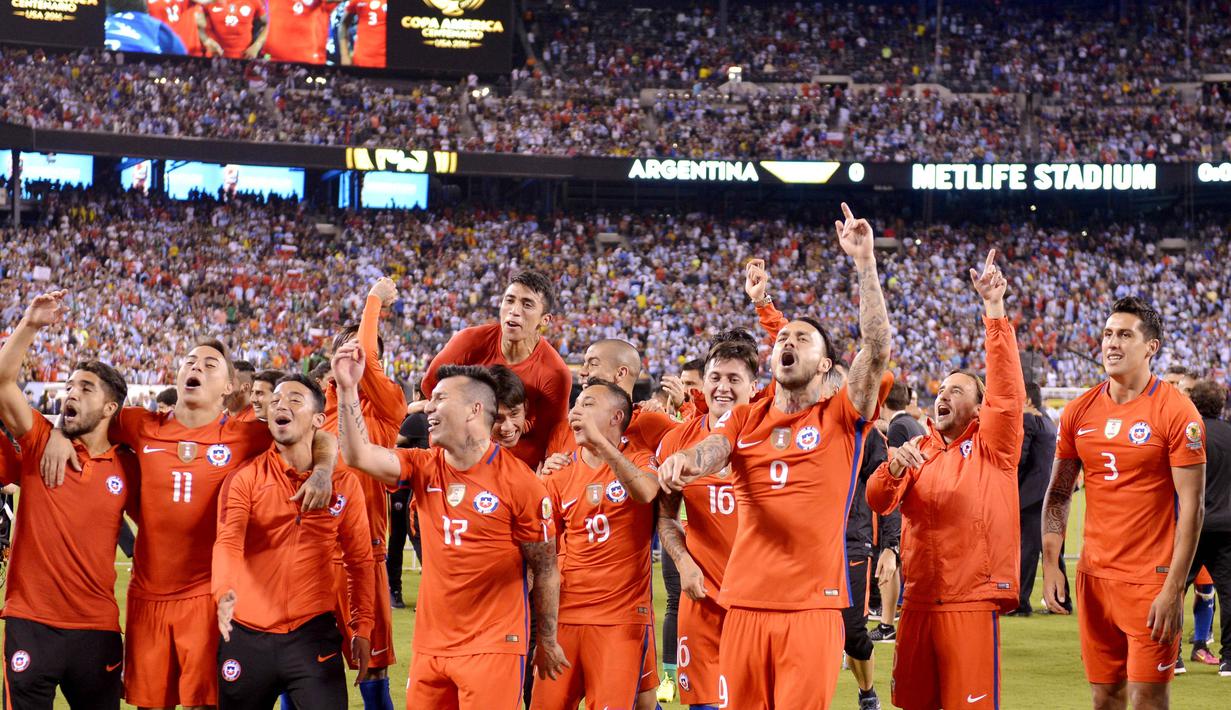 2. Cile (Amerika) - Mengalahkan Lionel Messi dkk pada laga final Copa America 2016 membuat Cile keluar sebagai juara. Keberhasilan tersebut membuat pemerintah Cile mengadakan hari libur nasional untuk rakyatnya. (AFP/Omar Torres)