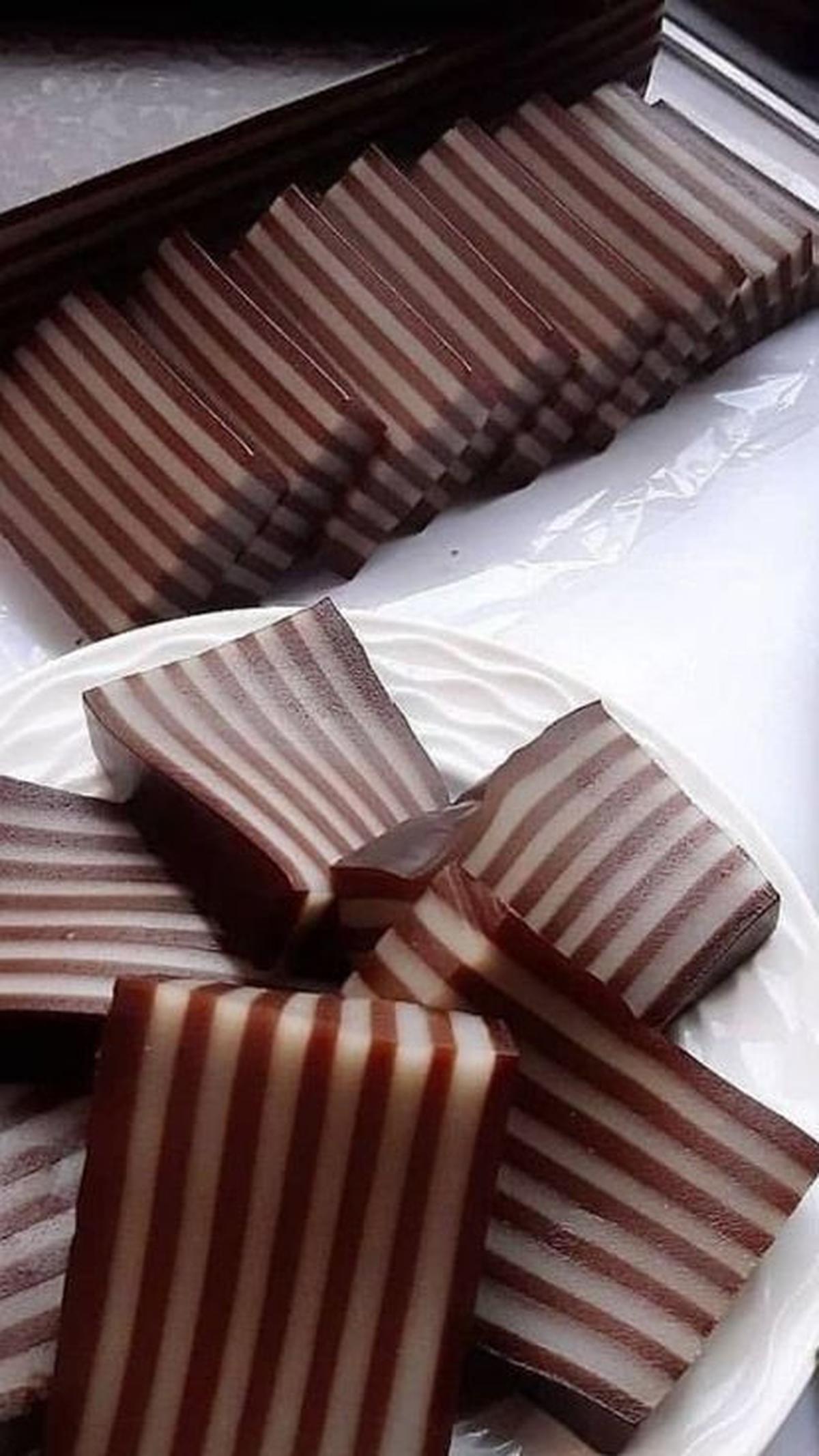 Kue Lapis Kukus Coklat dengan Tepung Kanji