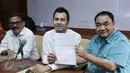 Raffi Ahmad (tengah) memperlihatkan surat permohonan maaf di kantor Persatuan Wartawan Indonesia Pusat di Gedung Dewan Pers, Jakarta, (4/11/2015). Sebelumnya Raffi telah meminta maaf secara live dalam sebuah program acara. (Liputan6.com/Herman Zakaria)