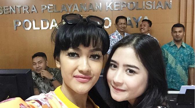 Kasus foto tanapa busana yang menimpa Prilly Latuconsina mengundang prihatin Julia Perez. Sebagai bentuk dukungan, Julia Perez ikut mendatangi Polda Metro Jaya pada Jumat, 31/7/2015. (Photo: Instagram)