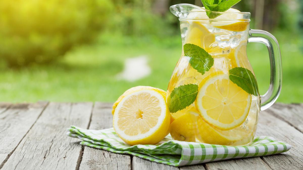 manfaat infused water lemon