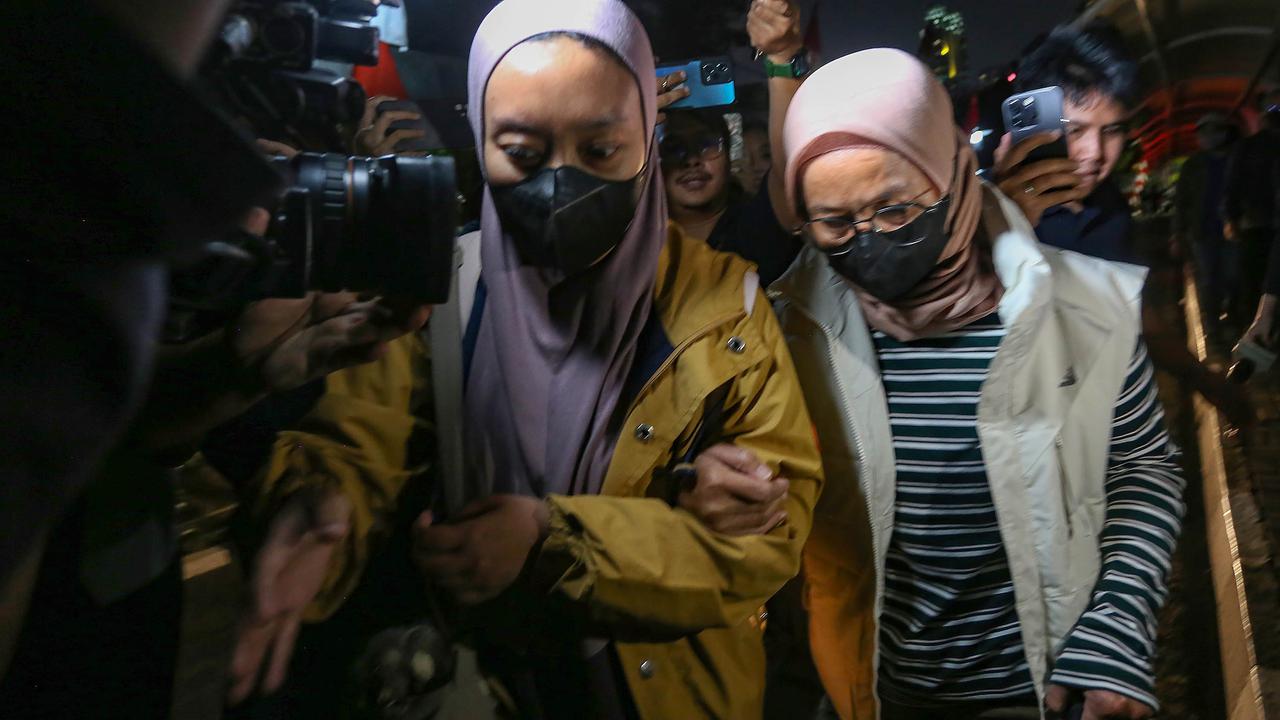 Istri Bupati Pemalang Noor Faizah Tiba di Gedung KPK