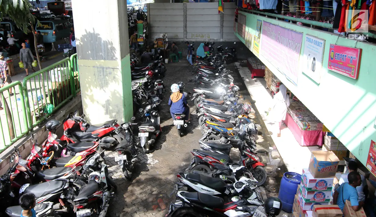 Jejeran motor yang berada di parkiran Blok G Tanah Abang, Jakarta, Jumat (27/4). Pemprov DKI sebelumnya berencana memindahkan para pedagang ke parkiran Blok F. Namun, usulan tersebut ditolak para pedagang. (Liputan6.com/Arya Manggala)
