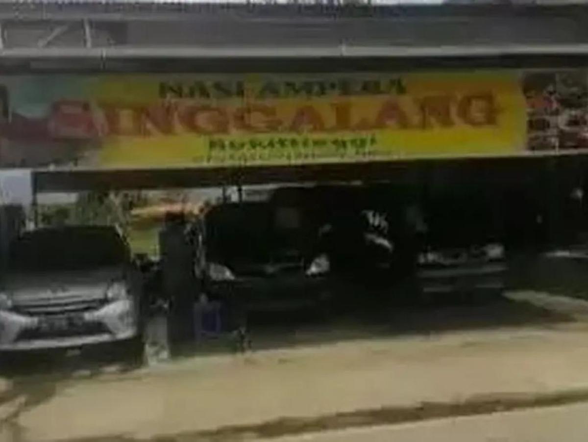 Apakah ini tempat makan atau tempat mencuci mobil?