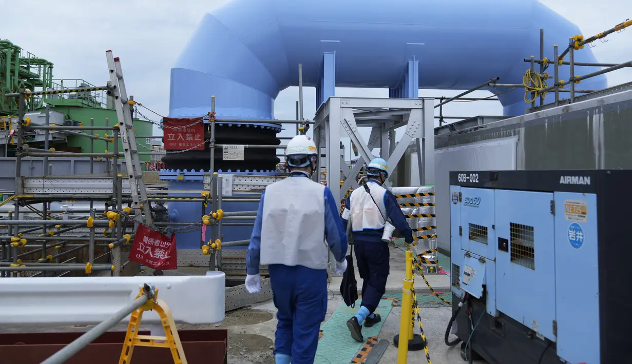 Di pembangkit nuklir Fukushima Daiichi Jepang yang hancur akibat tsunami, pipa biru raksasa telah dibangun untuk mengalirkan air laut untuk mengencerkan air radioaktif yang telah diolah di bawah rencana untuk membuangnya secara bertahap ke Samudera Pasifik. (AP Photo/Hiro Komae)