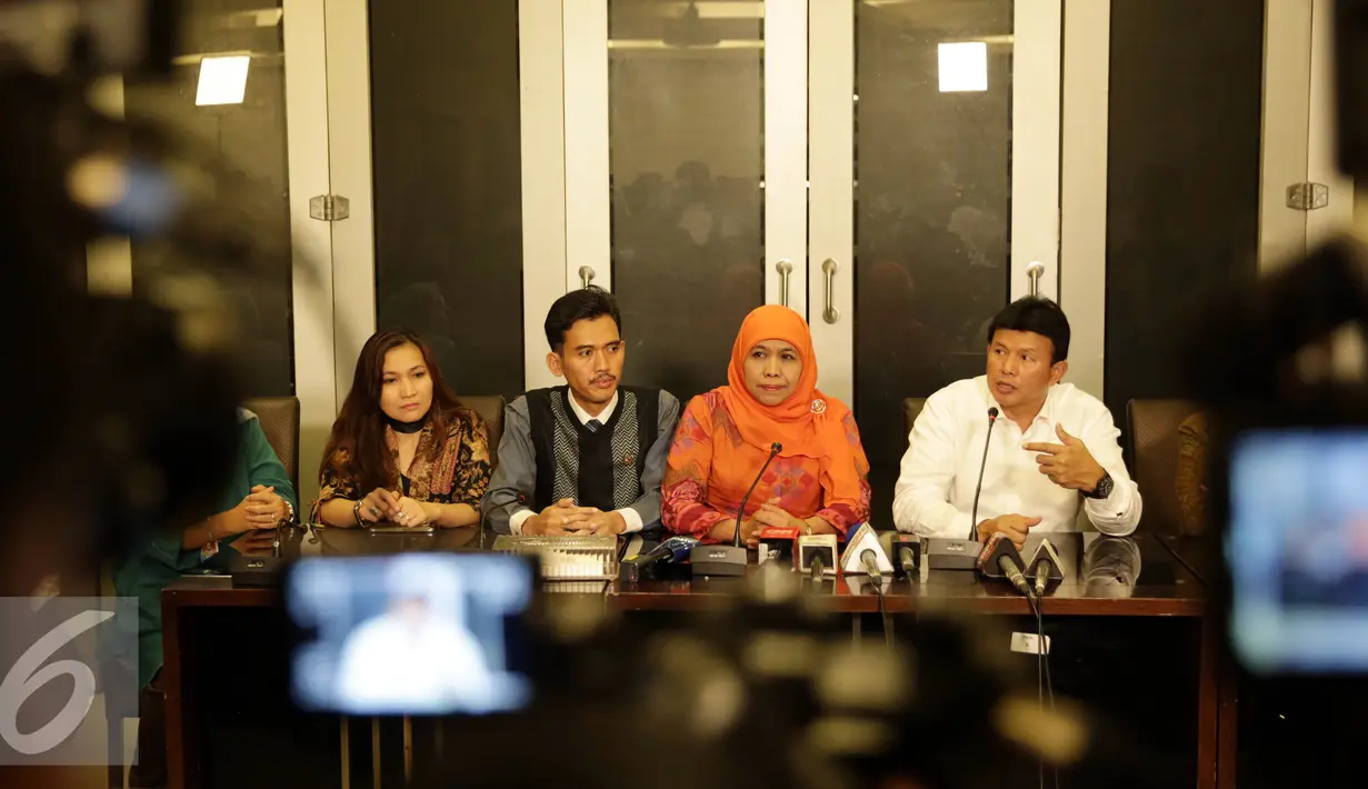 Kabareskrim Komjen Ari Dono Sukmanto (kanan) memberi keterangan mengenai 99 anak laki-laki yang dijual AR (41) ke pria gay di Jakarta, Rabu (31/8). Anak diperjualbelikan ke komunitas gay dengan tarif sekitar Rp 1,2 juta/anak. (Liputan6.com/Johan Tallo)