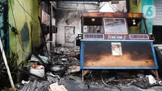 Gerobak mie ayam milik warga hangus terbakar dampak kebakaran Depo Pertamina Plumpang di Jalan Koramil, Rawa Badak, Jakarta, Sabtu (4/3/2023). Sebelumnya, PT Pertamina (Persero) menyatakan masih melakukan proses investigasi terkait penyebab kebakaran yang melanda Depo Plumpang di Jakarta Utara. (Liputan6.com/Herman Zakharia)