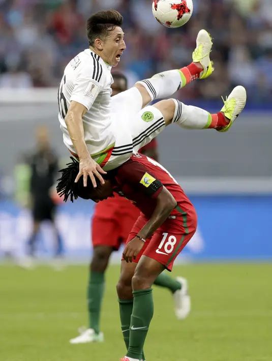 Pemain Meksiko, Hector Herrera (atas) berebut bola dengan pemain Portugal, Gelson Martins pada laga grup A piala Konfederasi 2017 di Kazan Arena, (18/6/2017). Portugal bermain imbang 2-2. (AP/Thanassis Stavrakis)