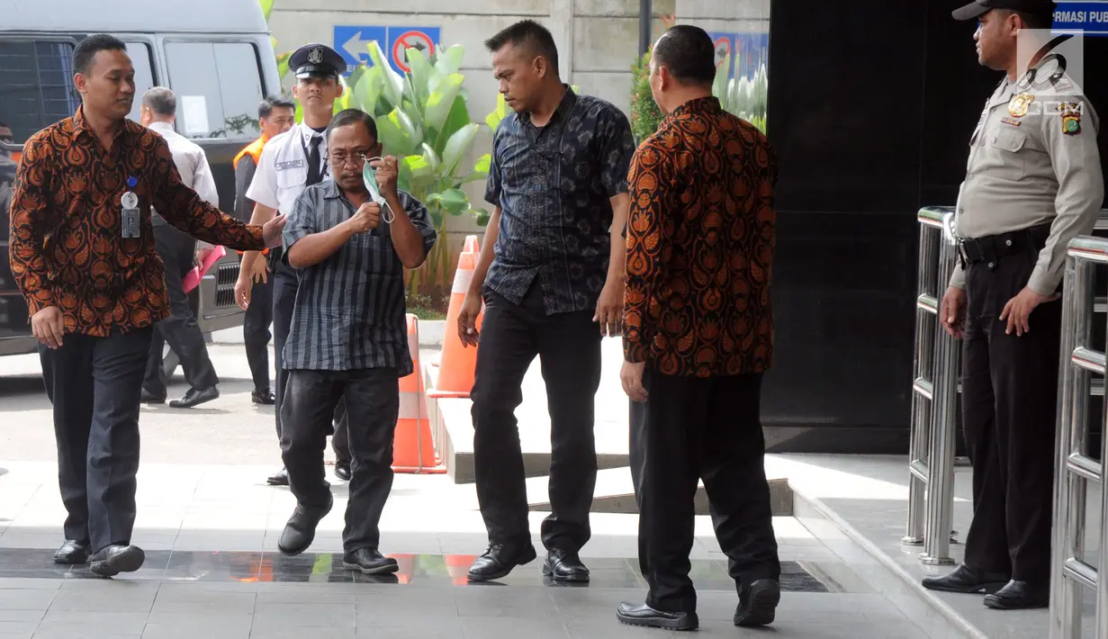 Kader Partai Perindo Kab Bengkulu Selatan, Juhari tiba di gedung KPK, Jakarta, Rabu (16/5). Jukak terjaring OTT bersama Bupati Bengkulu Selatan Dirwan Mahmud beserta isteri Muda Dirwan Mahmud, Heni dan Kasi Dinkes Wati. (Merdeka.com/Dwi Narwoko)