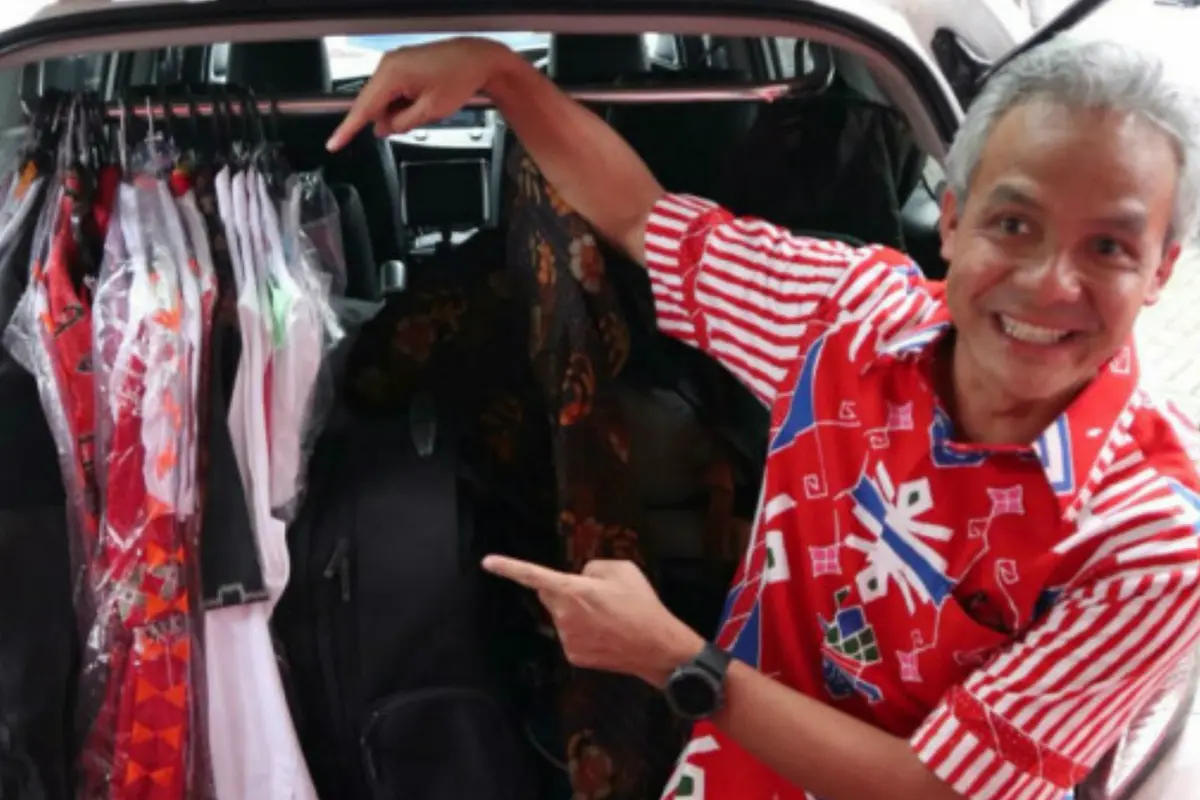 Ganjar Pranowo menunjukan jeroan mobilnya (Dok. Tim Kampanye Ganjar-Yasin)