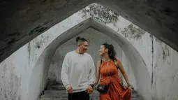 Selain liburan ke alam, Sharena dan Ryan Delon juga sering mengunjungi tempat bersejarah di daerah tempat liburan yang dikunjunginya. Tampil romantis sembari berpegangan tangan, dua bintang FTV ini sering dijuluki couple goals oleh warganet. Melihat kebersamaan keduanya, tak terlihat jika Sharena dan Ryan Delon sudah dikaruniai buah hati. (Liputan6.com/IG/@mrssharena)