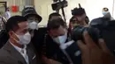 Indra Kesuma alias Indra Kenz (kedua kiri) tiba di Gedung Bareskrim, Jakarta, Kamis (24/2/2022). Indra Kenz menjalani pemeriksaan terkait kasus dugaan penipuan investasi bodong aplikasi trading binary option Binomo. (merdeka.com/Imam Buhori)