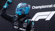 Pembalap Mercedes, George Russell, asal Inggris, merayakan keberhasilannya meraih pole position setelah kualifikasi untuk balapan mobil F1 Grand Prix Kanada di Montreal, Sabtu, 23 Mei 2026. (Christinne Muschi/The Canadian Press via AP)