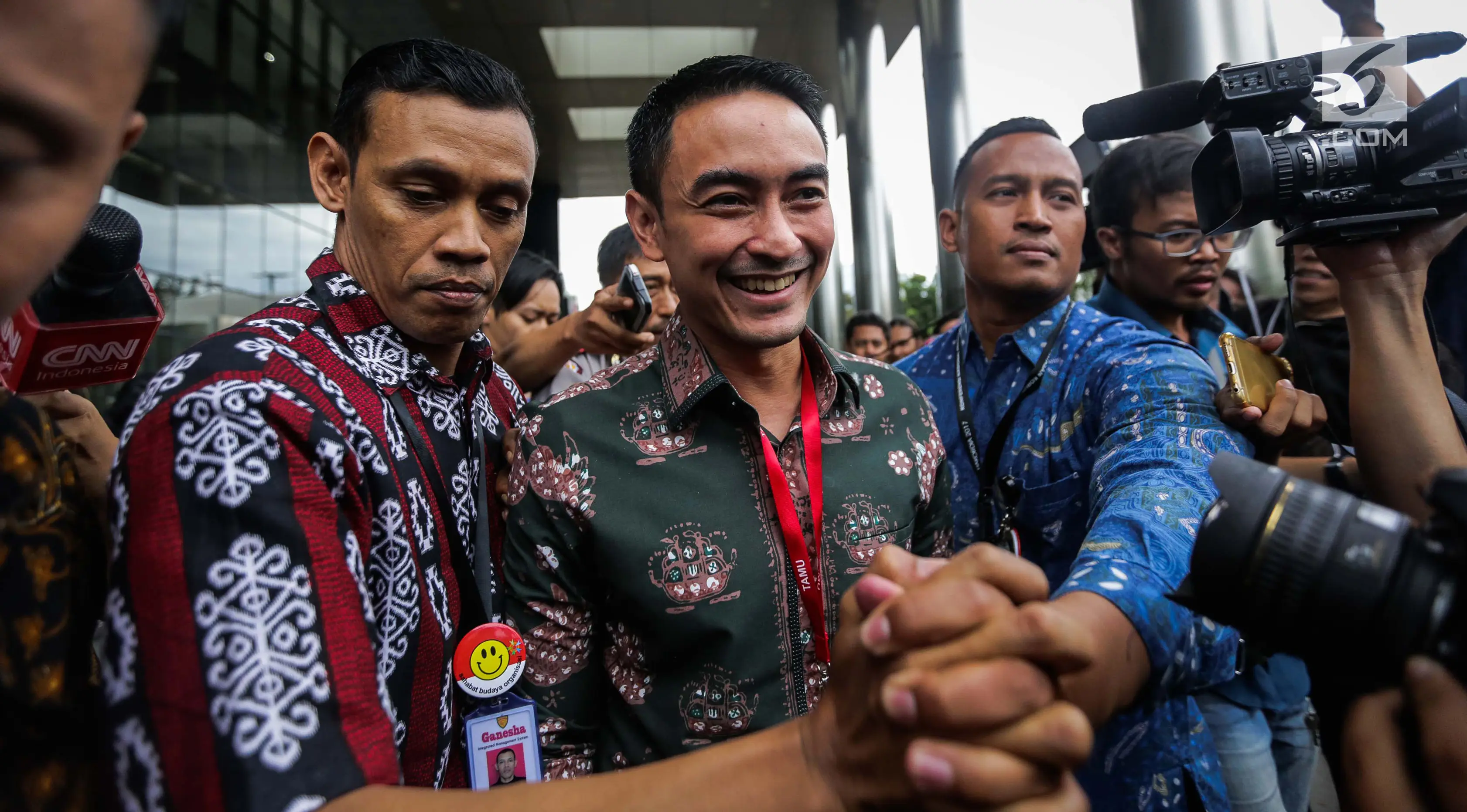 Gubernur Jambi Zumi Zola meninggalkan Gedung KPK seusai menjalani pemeriksa, Jakarta, Jumat (5/1). Zumi Zola diperiksa sebagai saksi kasus dugaan suap pengesahan Rancangan Anggaran Pendapatan Belanja Daerah (APBD) 2018. (Liputan6.com/Faizal Fanani)