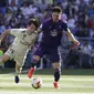 Pemain Real Madrid, Alvaro Odriozola, berusaha melewati pemain Celta Vigo pada laga La Liga 2019 di Stadion Santiago Bernabeu, Sabtu (16/3). Real Madrid menang 2-0 atas Celta Vigo. (AP/Paul White)