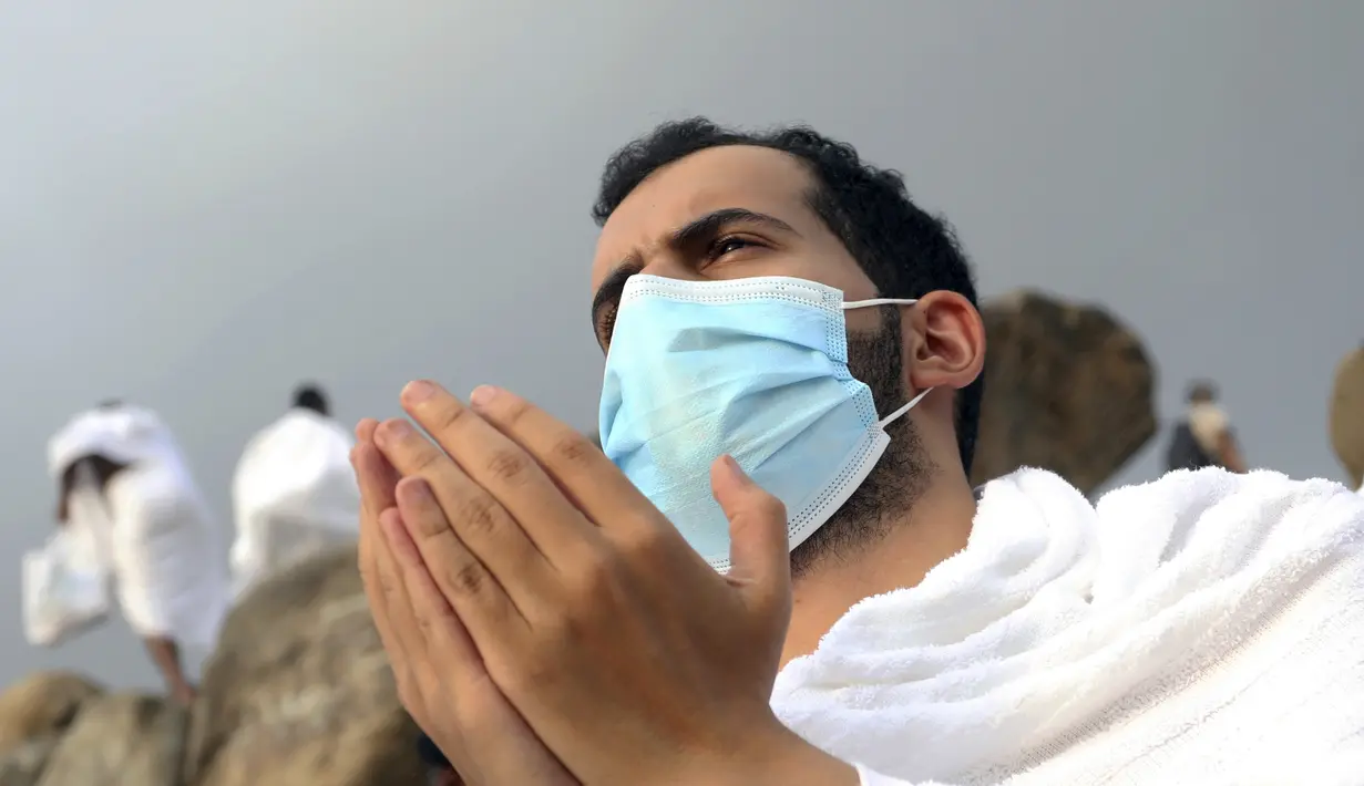 Jemaah berdoa saat melaksanakan rangkaian ibadah haji di Padang Arafah, dekat Makkah, Arab Saudi, Kamis (30/7/2020). Hanya sekitar 1.000 jemaah yang diizinkan untuk melakukan ibadah haji tahun ini karena pandemi virus corona COVID-19. (AP Photo)