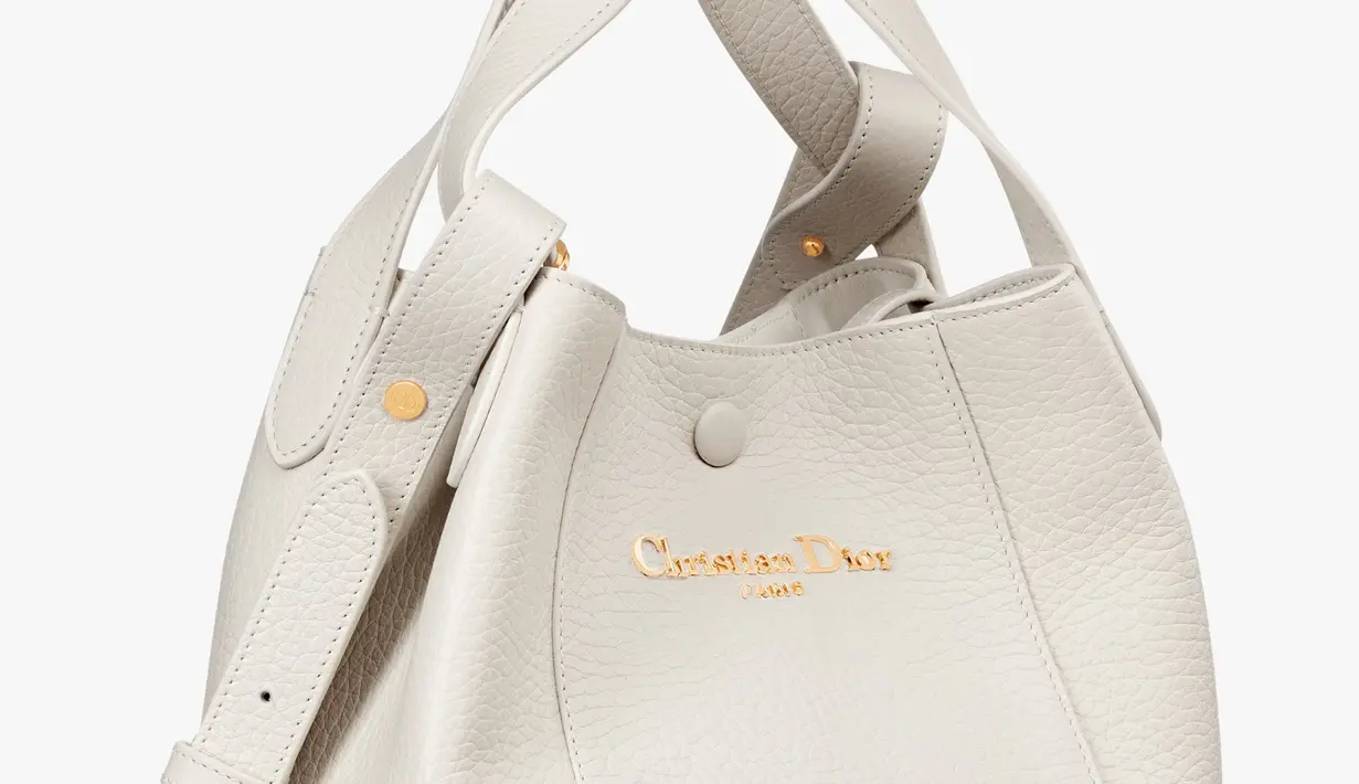 Berkat tali bahu yang dapat disesuaikan dan dilepas, tas ini dapat dikenakan dengan berbagai cara untuk memberikan kebebasan bergerak secara maksimal.  [Dok/Dior].