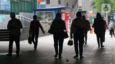 Warga melintasi terowongan Kendal, Dukuh Atas, Jakarta, Kamis (21/1/2021). Untuk mencegah penyebaran virus COVID-19, pemerintah memperpanjang pemberlakuan pembatasan kegiatan masyarakat (PPKM) di Jawa-Bali selama 14 hari kedepan, mulai 26 Januari-8 Februari 2021. (Liputan6.com/Helmi Fithriansyah)