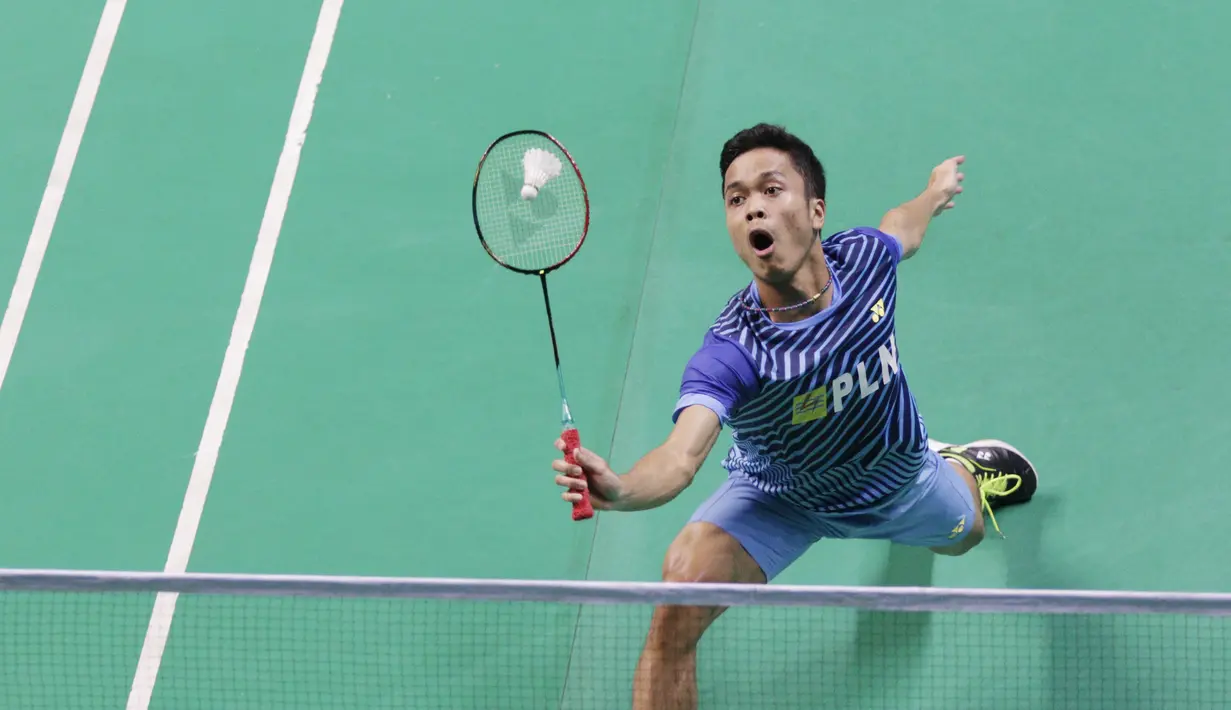 Pebulutangkis SGS PLN Bandung, Anthony Ginting, pada laga Kejurnas PBSI di Britama Arena, Jakarta, Rabu (19/12). Bintang Bulutangkis Indonesia beradu aksi dengan membela klub nya masing-masing. (Bola.com/M Iqbal Ichsan)
