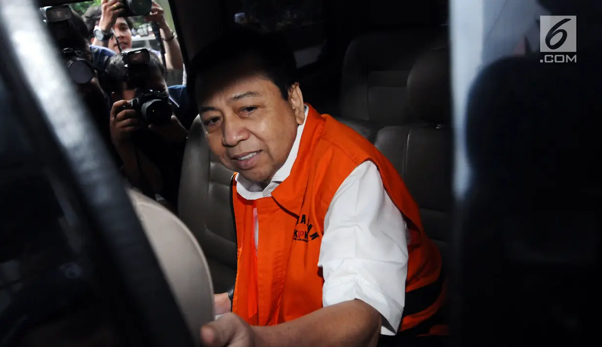 Terdakwa dugaan korupsi e-KTP, Setya Novanto naik mobil tahanan usai menjalani pemeriksaan di Gedung KPK, Jakarta, Rabu (3/1). Setya Novanto diperiksa untuk pengembangan perkara e-KTP. (Liputan6.com/Helmi Fithriansyah)