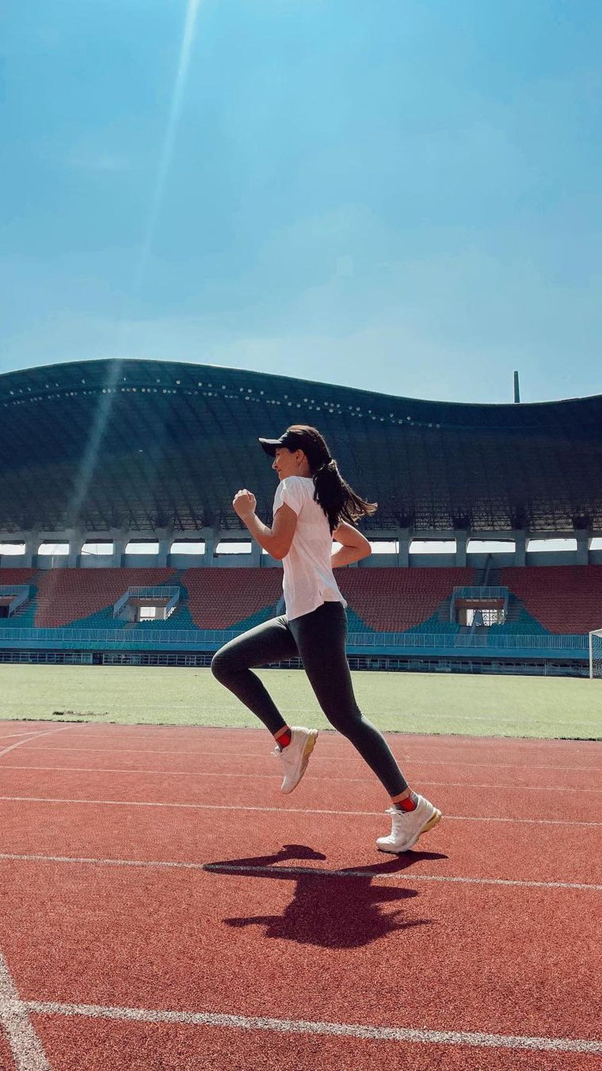 Seperti yang diketahui, perempuan kelahiran Denmark ini memang dikenal sebagai salah satu aktris yang senang berlari. Beberapa aksinya saat berlari juga terlihat di kanal Instagram pribadinya.