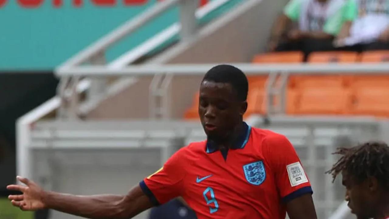 Sebagai salah satu tim unggulan di turnamen ini, Inggris langsung mendominasi permainan sejak awal laga.