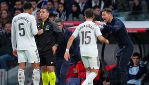 Pelatih Real Madrid, Xabi Alonso (kanan), memberikan instruksi pada Arda Guler di laga kontra Celta Vigo di pekan ke-15 La Liga 2025/2026 di Santiago Bernabeu, Senin (08/12/2025) dini hari WIB.