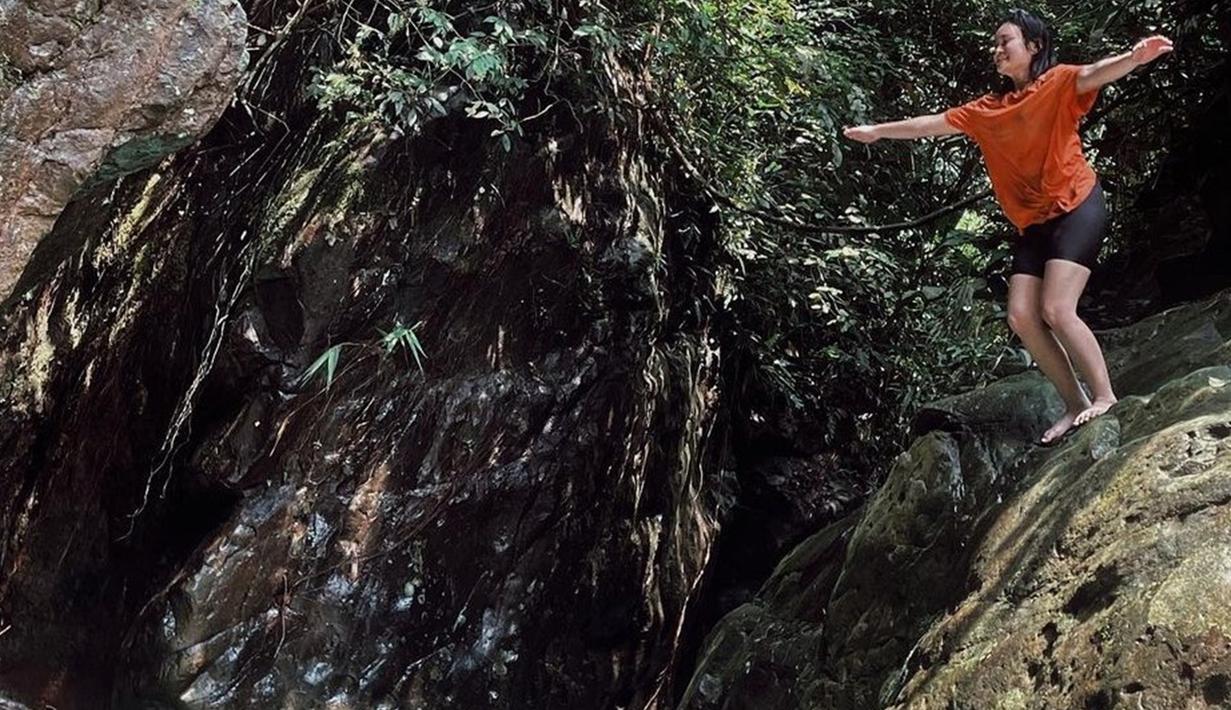 Bermain air sembari menikmati pemandangan indah tentunya dapat menenangkan pikiran sebelum kembali bekerja. Air terjun rupanya selalu menjadi pilihan Liyan Zef ketika ingin melepas penat di alam. Beragam fotonya saat menikmati air terjun juga selalu estetik dan berhasil menarik perhatian warganet sehingga ingin mengunjungi air terjun tersebut. (Liputan6.com/IG/@liyanzef)