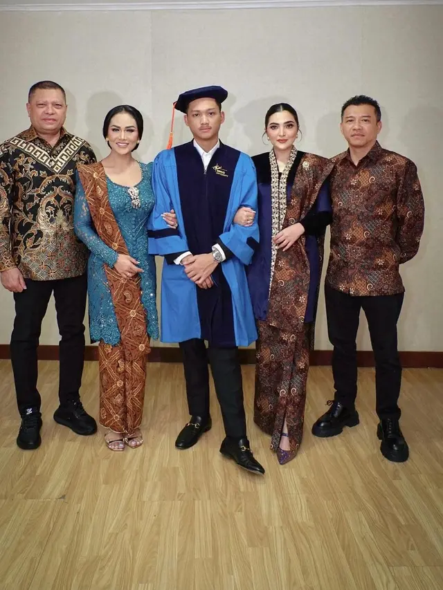 7 Momen Haru Azriel Hermansyah Wisuda Sarjana, Beri Bunga ke Krisdayanti