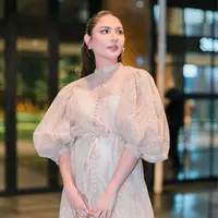 Hadir di show Sapto Djojokartiko, Jessica Mila tampil cantik dengan mini dress. Dress brukat nude itu memiliki lengan balon yang playful [@jscmila]