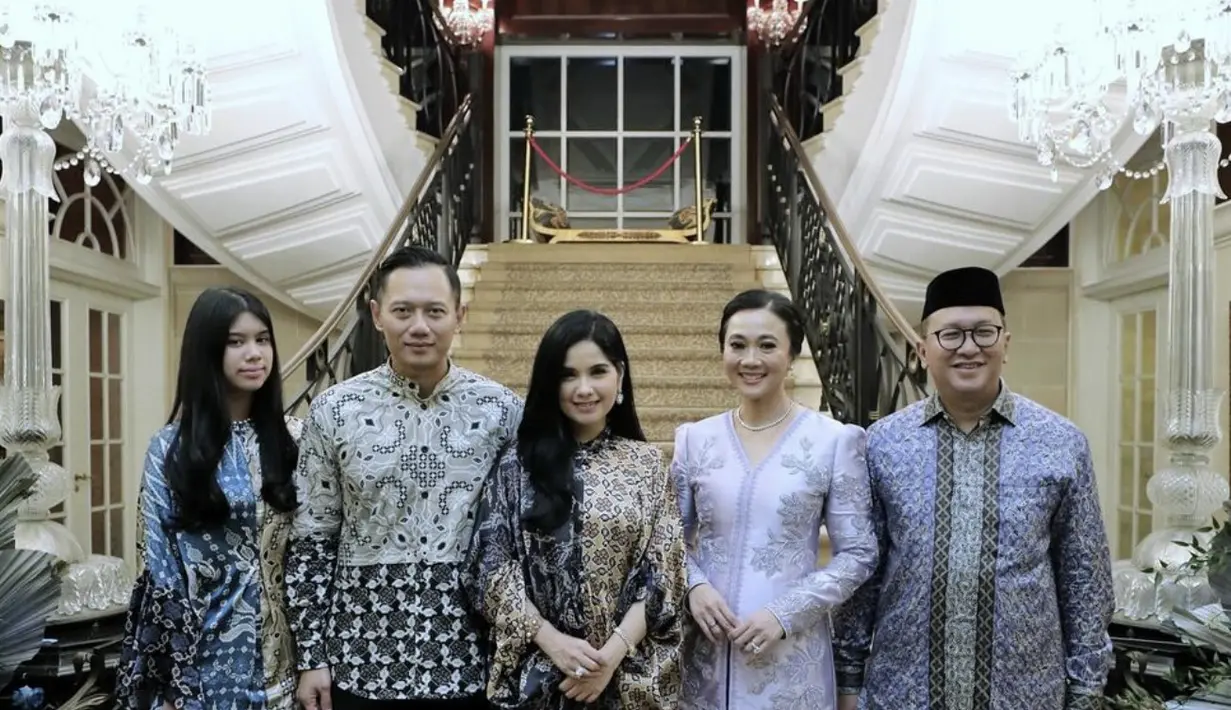 Kenakan kaftan. Aira juga menambah gaya tampilannya dengan hand bag dari Chanel. [Foto: Annisa Yudhoyono]