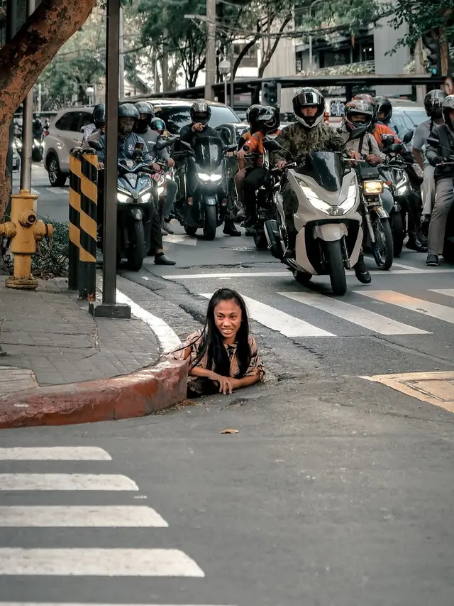 Gambar-gambar yang viral di Filipina, menunjukkan wanita keluar dari got pada 26 Mei 2025. (IAMMRTHIRTY/INSTAGRAM)