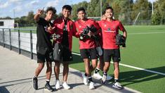 Sejumlah pemain Timnas Indonesia U-17 berpose saat tiba untuk melakukan latihan perdana di Borussia-Park Training Ground, Jerman, Selasa (19/9/2023). Garuda Asia bakal menimba ilmu selama sebulan lebih sebagai persiapan untuk Piala Dunia U-17 2023. (Dok. PSSI)