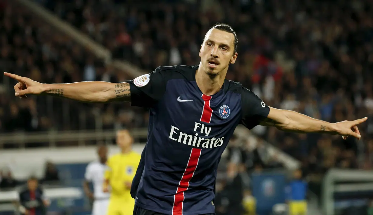 Pemain PSG, Zlatan Ibrahimovic merayakan gol yang dicetaknya ke gawang Toulouse pada laga Liga Prancis di Stadion Parc des Princes, Prancis, Sabtu (7/11/2015). PSG berhasil menang 5-0. (Reuters/Benoit Tessier) 