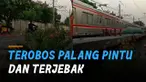 Aksi nekat seorang pemuda menantang maut dengan menerobos palang pintu dan terjebak di antara dua kereta.