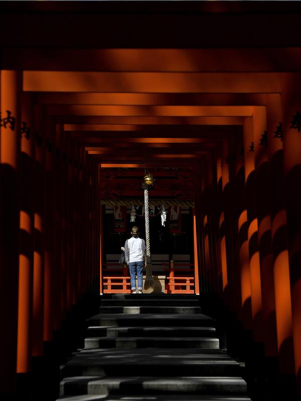 Seorang pengunjung melihat Kuil Ikuta di pusat Kobe (5/10/2019). Kuil, dengan sejarah lebih dari 1.800 tahun ini dikatakan sebagai salah satu kuil tertua di Jepang. (AFP Photo/Monteforte)
