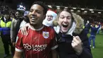Fans dan gelandang Bristol City, Korey Smith, merayakan kemenangan atas Manchester United pada laga Piala Liga Inggris di Stadion Ashton Gate, Kamis (21/12/2017). Bristol City menang 2-1 atas Manchester United. (AP/Nick Potts)