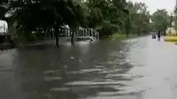 Akibat banjir di Jakarta, karyawan terpaksa menggunakan perahu karet untuk ke kantor.