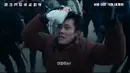 Menjelang akhir, klip tersebut memperlihatkan konfrontasi yang menegangkan antara penghuni Apartemen Hwang Goong, yang mencoba melindungi keluarga dan apartemen mereka sendiri. (Foto: YouTube/ 롯데엔터테인먼트 via Soompi)