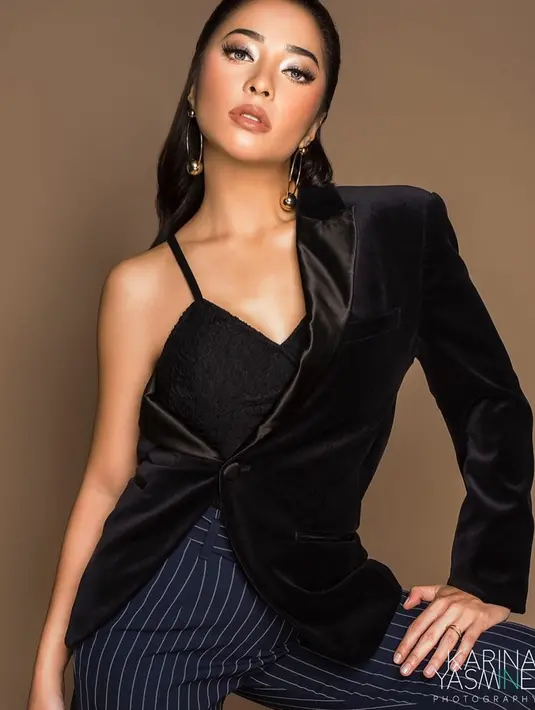 Tak hanya cantik, wanita 26 tahun tersebut juga pandai memadupadankan busana. Seperti kali ini, Nikita tampil dengan atasan baju hitam yang dipadukan dengan celana navy motif stripe. Ia terlihat makin memesona dan modis. 
(Liputan6.com/IG/@nikitawillyofficial94)