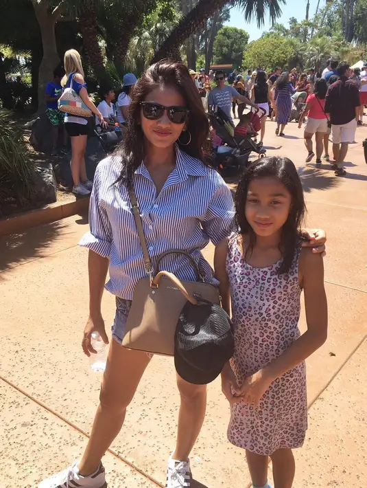 Masih ingat dengan sosok Nova Eliza? Aktris senior ini juga harus mengurus anaknya seorang diri. Tak ambil pusing, Nova tetap tampil memesona bahkan memancarkan aura seksinya. (Instagram/novaelizastory)