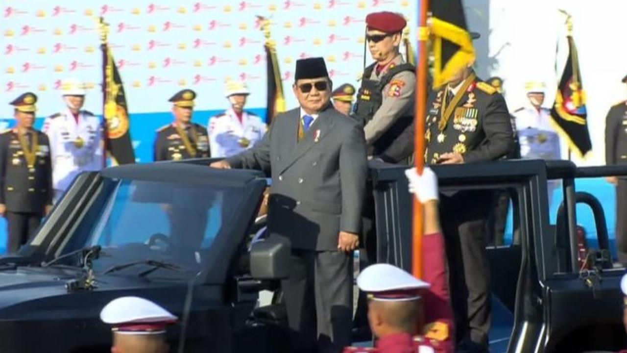 Momen Prabowo Naik Maung Keliling Monas Inspeksi Pasukan, Diiringi Lagu 'Maju Tak Gentar