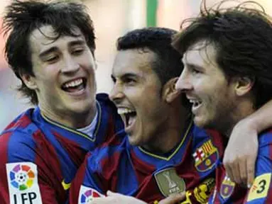 Striker Barcelona Pedro Rodriguez (tengah) mendapat selamat dari Bojan Krkic (kiri) dan Lionel Messi seusai menjebol gawang Valladolid di Nou Camp, 16 Mei 2010. AFP PHOTO / JAVIER SORIANO 