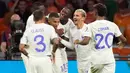 Pemain Prancis Kylian Mbappe (tengah kiri) merayakan setelah mencetak gol ke gawang Belanda pada pertandingan sepak bola Grup B Kualifikasi Euro 2024 di Stadion Johan Cruyff Arena, Amsterdam, Belanda, Jumat (13/10/2023). Prancis menang 2-1. (AP Photo /Peter Dejong)