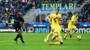 Gelandang Inter Milan, Joao Mario melakukan tendangan selama laga ke-15 Serie A antara Inter Milan kontra Chievo Verona di Stadion San Siro, Minggu (3/12). Inter Milan menggilas tamu mereka itu dengan lima gol tanpa balas.(MIGUEL MEDINA / AFP)