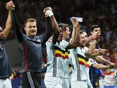 Para pemain Belgia merayakan kemenangan atas Hungaria pada babak 16 besar Piala Eropa 2016 di Stadon Municipal, Toulouse, Prancis, Senin (2//2016) dini hari WIB. Belgia menang 4-0. (EPA/Rungroj Yongrit)