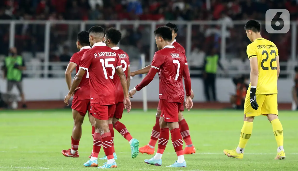 Pemain timnas Indonesia usai laga lanjutan kualifikasi Grup A Piala AFF 2022 melawan Thailand di Stadion Utama Gelora Bung Karno, Jakarta, Kamis (29/12/2022). Laga berakhir imbang 1-1 meski Indonesia sempat unggul lewat gol yang dicetak Marc Anthony Klok lewat titik putih. (Liputan6.com/Helmi Fithriansyah)