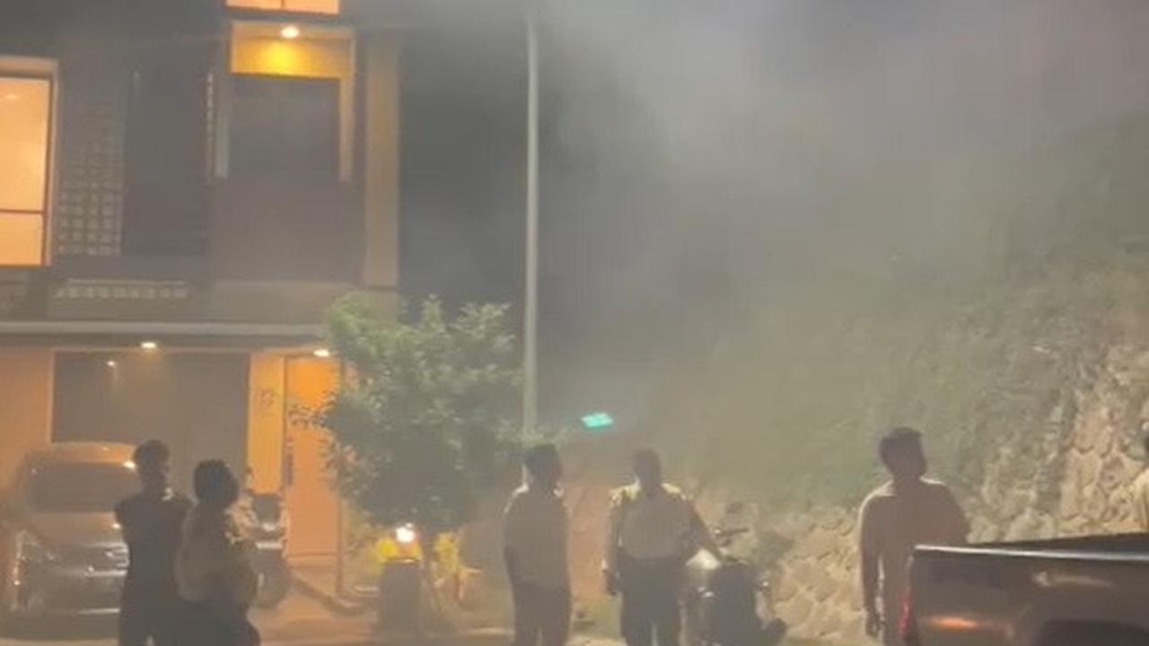 Asap dari pembakaran sampah mengepung salah satu perumahan di Gunungputri, Kabupaten Bogor, pada Senin 13 Mei 2024 malam.